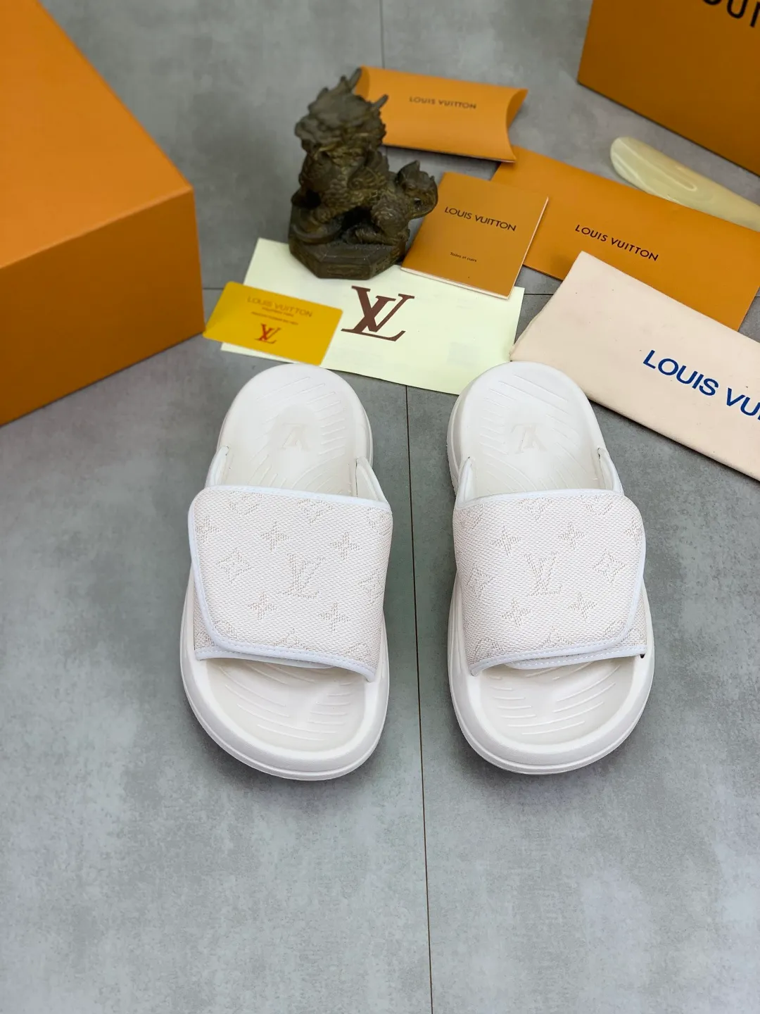 Men's shoes 💰P320💰【New style】🆘 Original quality 【LOUIS VUITTON】The popular Louis Vuitton LV men's slippers on the official website are on sale simultaneously! Original fabric imported from Italy. Original bottom provided by the original factory. Number of yards: 38-44 (customized to 45). Multiple colors to choose from. Fully packaged drawer box.